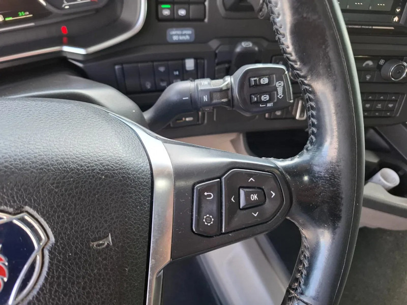 Tractor unit Scania NGS R650 V8 / 6X4 / RETARDER / 2X BIG AXLE / PARKCOOL / DOUBLE TANK / INLINER / FULL-AIR / ALCOA / LEATHER / NAVI / GEN2 V2 / EU: picture 18 Tractor unit Scania NGS R650 V8 / 6X4 / RETARDER / 2X BIG AXLE / PARKCOOL / DOUBLE TANK / INLINER / FULL-AIR / ALCOA / LEATHER / NAVI / GEN2 V2 / EU: picture 18