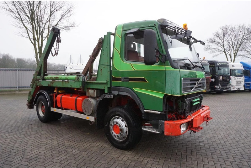 Volvo FM12-420 / ENGINE RUNNING / 4X4 / HYDRAULICS / BIG AXLE / ONLY:510426 KM / FULL STEEL / EURO-3 / 2001 - Skip loader truck: picture 3 Volvo FM12-420 / ENGINE RUNNING / 4X4 / HYDRAULICS / BIG AXLE / ONLY:510426 KM / FULL STEEL / EURO-3 / 2001 - Skip loader truck: picture 3