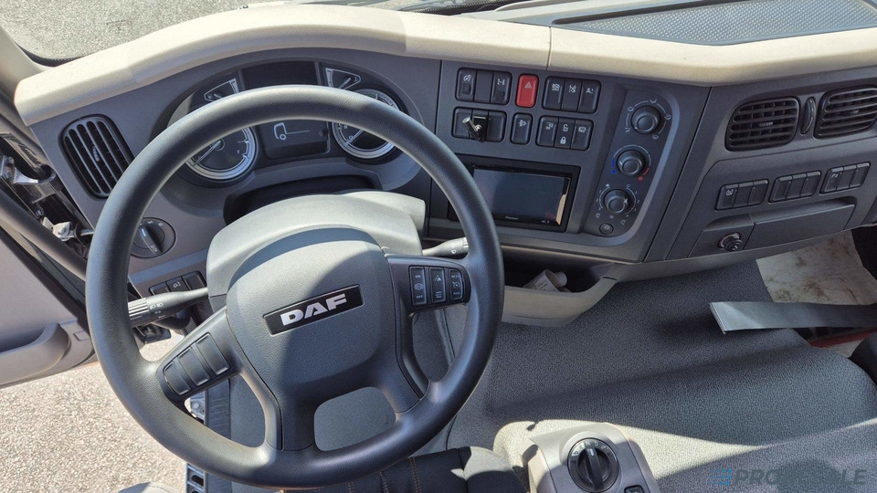DAF LF 290 FA Sleeper Cab EURO 6 - valník s plachtou - Curtainsider truck: picture 5 DAF LF 290 FA Sleeper Cab EURO 6 - valník s plachtou - Curtainsider truck: picture 5