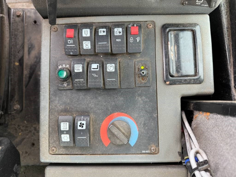 Wheel loader Cat 930H - New Tires / High-tip Bucket / Auto Greasing: picture 17 Wheel loader Cat 930H - New Tires / High-tip Bucket / Auto Greasing: picture 17