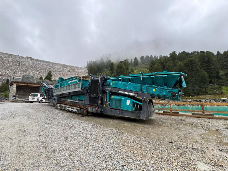 Powerscreen Warrior 2400 - Only 1000 Hours! Extra Conveyor - Screener: picture 2 Powerscreen Warrior 2400 - Only 1000 Hours! Extra Conveyor - Screener: picture 2