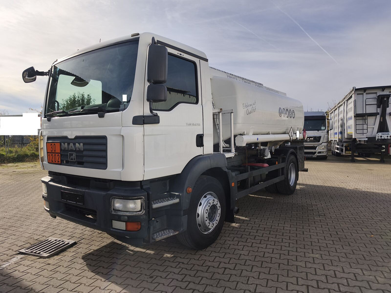 Tank truck for transportation of fuel MAN TGM 18.240: picture 1