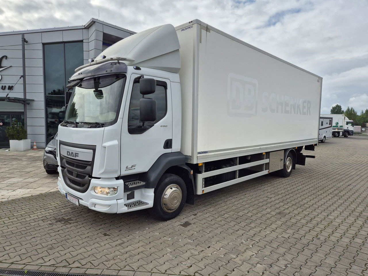 DAF LF 250 FA / Euro 6 / 18 EP / 3 Seats / 1 Owner - Box truck: picture 1 DAF LF 250 FA / Euro 6 / 18 EP / 3 Seats / 1 Owner - Box truck: picture 1