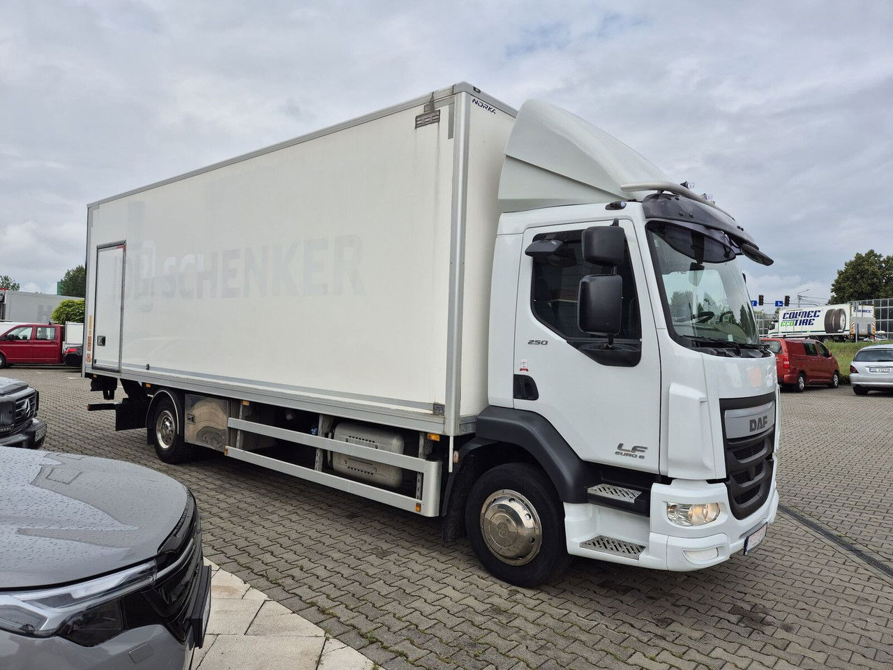DAF LF 250 FA / Euro 6 / 18 EP / 3 Seats / 1 Owner - Box truck: picture 5 DAF LF 250 FA / Euro 6 / 18 EP / 3 Seats / 1 Owner - Box truck: picture 5