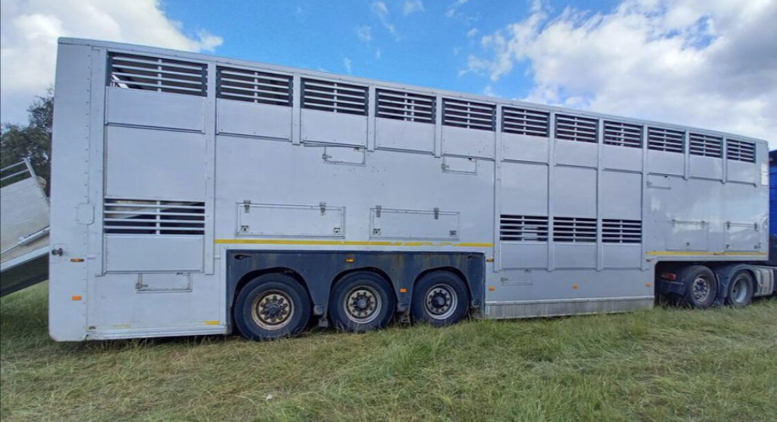 Gray and Adams Gadd3 / Works Great / Hydraulic / 2 Levels - Livestock semi-trailer: picture 1 Gray and Adams Gadd3 / Works Great / Hydraulic / 2 Levels - Livestock semi-trailer: picture 1