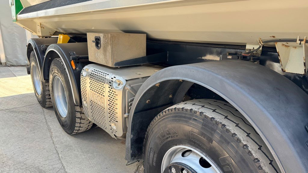 Iveco Trakker AD410T45 8x4 20m3 - hydr. back - 72.000km - Tipper: picture 4 Iveco Trakker AD410T45 8x4 20m3 - hydr. back - 72.000km - Tipper: picture 4