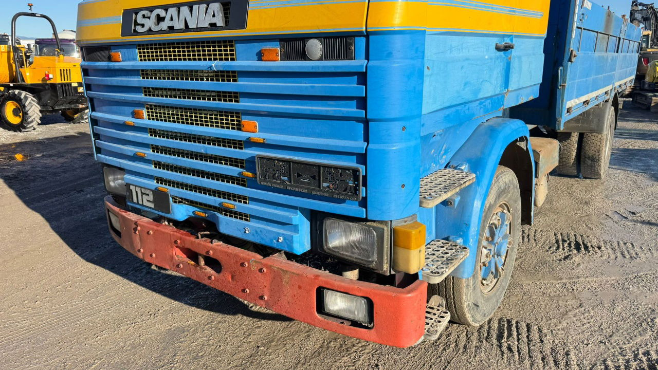 Scania R 112 330 4x2 stake body - full spring - Dropside/ Flatbed truck: picture 2 Scania R 112 330 4x2 stake body - full spring - Dropside/ Flatbed truck: picture 2
