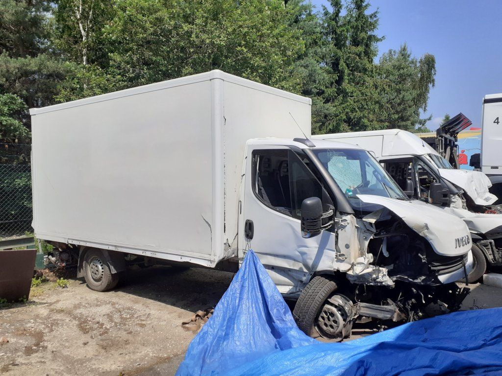 Iveco Daily 35S16 mit LBW DAMAGED - Closed box van: picture 2 Iveco Daily 35S16 mit LBW DAMAGED - Closed box van: picture 2