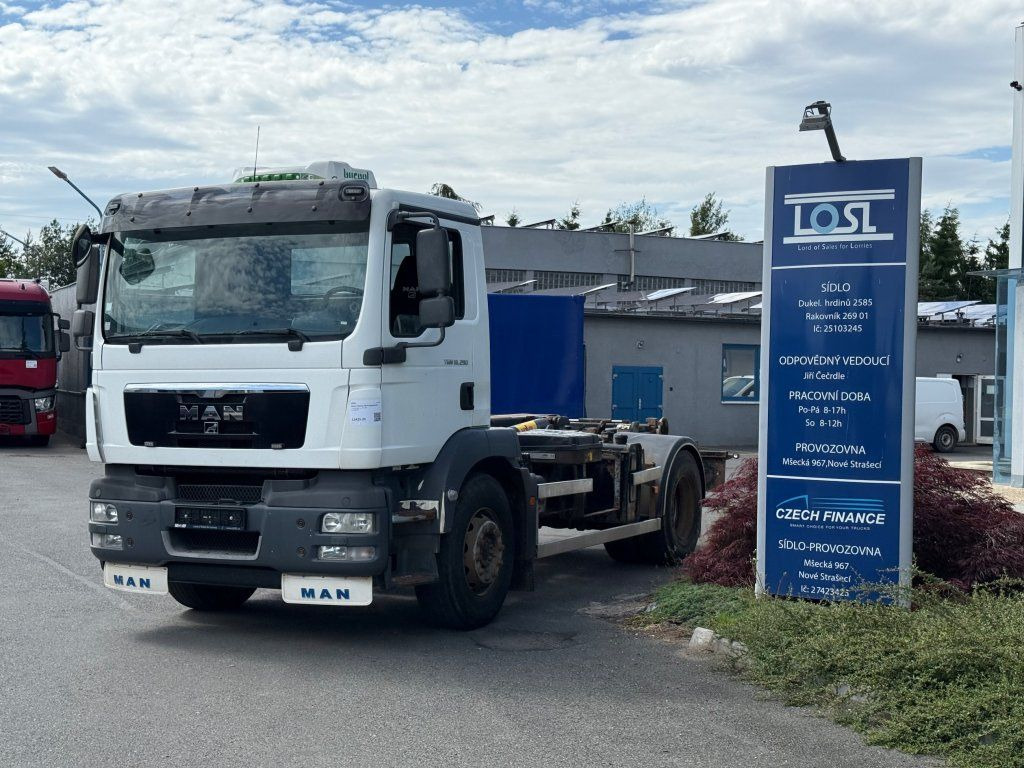 MAN TGM18.290 EURO 5 - Hook lift truck: picture 1 MAN TGM18.290 EURO 5 - Hook lift truck: picture 1