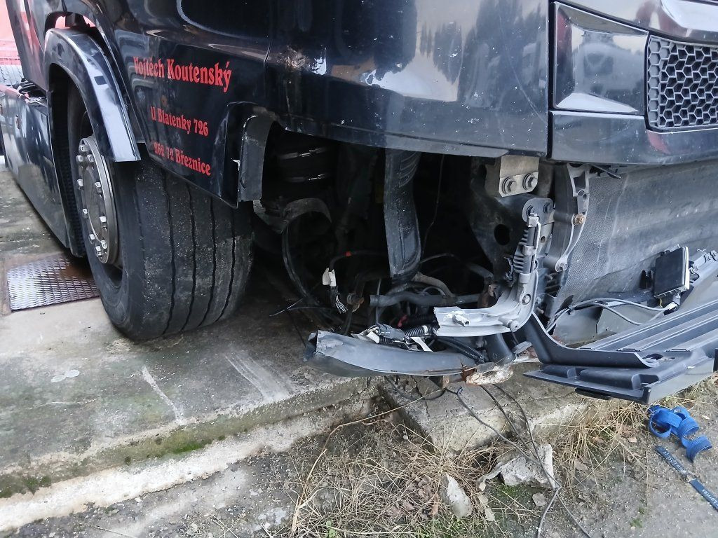 Scania R450 MEGA/lowdeck Unfall / damage - Tractor unit: picture 4 Scania R450 MEGA/lowdeck Unfall / damage - Tractor unit: picture 4