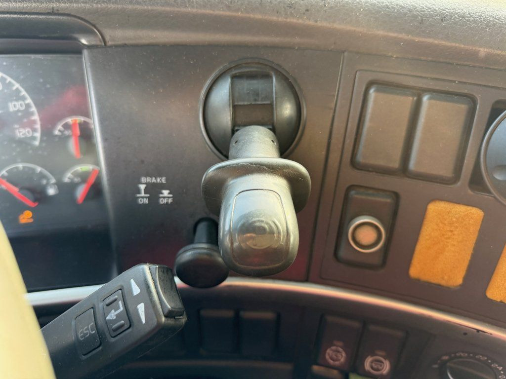 Tractor unit Volvo FM12.460 6x2 EURO 3: picture 20 Tractor unit Volvo FM12.460 6x2 EURO 3: picture 20