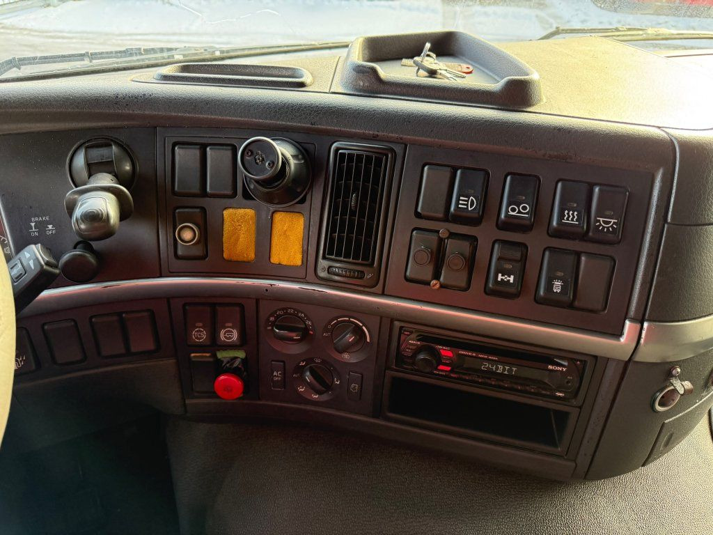 Tractor unit Volvo FM12.460 6x2 EURO 3: picture 19 Tractor unit Volvo FM12.460 6x2 EURO 3: picture 19