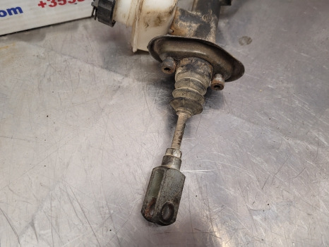 Fiat New Holland F, M, 60 Series F130, M115, 8160 Clutch Master Cylinder 5150299 - Clutch cylinder for Farm tractor: picture 4 Fiat New Holland F, M, 60 Series F130, M115, 8160 Clutch Master Cylinder 5150299 - Clutch cylinder for Farm tractor: picture 4