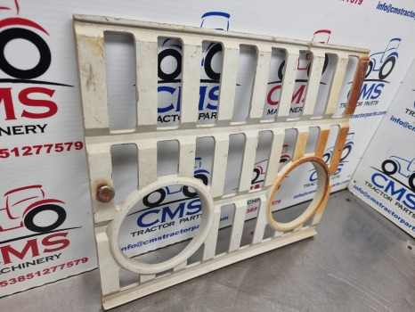Ford 2000, 3000, 4000, 5000, 7100 Front Grille 81824198, D1nn8151b - Grill: picture 2 Ford 2000, 3000, 4000, 5000, 7100 Front Grille 81824198, D1nn8151b - Grill: picture 2