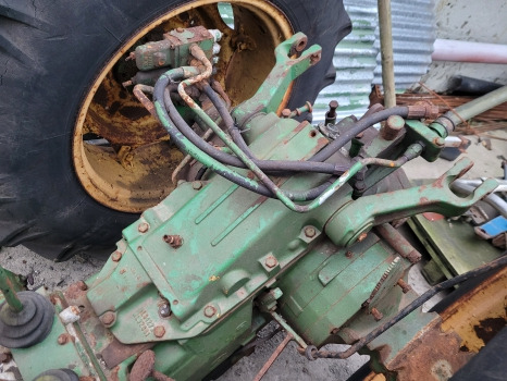 John Deere 2030, 2130 Hydraulic Lift Cover Assy L31272, L32061, L32649, L41932 - Hydraulics: picture 1 John Deere 2030, 2130 Hydraulic Lift Cover Assy L31272, L32061, L32649, L41932 - Hydraulics: picture 1