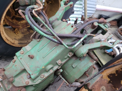 John Deere 2030, 2130 Hydraulic Lift Cover Assy L31272, L32061, L32649, L41932 - Hydraulics: picture 3 John Deere 2030, 2130 Hydraulic Lift Cover Assy L31272, L32061, L32649, L41932 - Hydraulics: picture 3