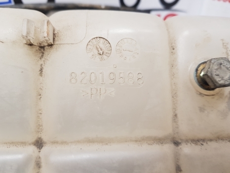 New Holland Case T7, T6, T6000, Maxxum, Puma T7.200 Expansion Tank 82019588 - Expansion tank for Agricultural machinery: picture 2 New Holland Case T7, T6, T6000, Maxxum, Puma T7.200 Expansion Tank 82019588 - Expansion tank for Agricultural machinery: picture 2