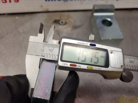 New Holland Case Tm, Mxm, T6, T7, Tsa, T7000, Maxxum, Puma Fan Weight Lock Plate Kit 82012443 - Counterweight: picture 4 New Holland Case Tm, Mxm, T6, T7, Tsa, T7000, Maxxum, Puma Fan Weight Lock Plate Kit 82012443 - Counterweight: picture 4