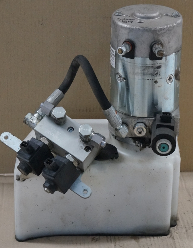 Jungheinrich 51417583 | Pumpmotor with tank and valve block 24V 2,2KW code R9320 Pumpmotor with tank and valve block 24V 2,2KW code R932010341 for EJD220 year 2016 - Hydraulic pump for Material handling equipment: picture 1 Jungheinrich 51417583 | Pumpmotor with tank and valve block 24V 2,2KW code R9320 Pumpmotor with tank and valve block 24V 2,2KW code R932010341 for EJD220 year 2016 - Hydraulic pump for Material handling equipment: picture 1