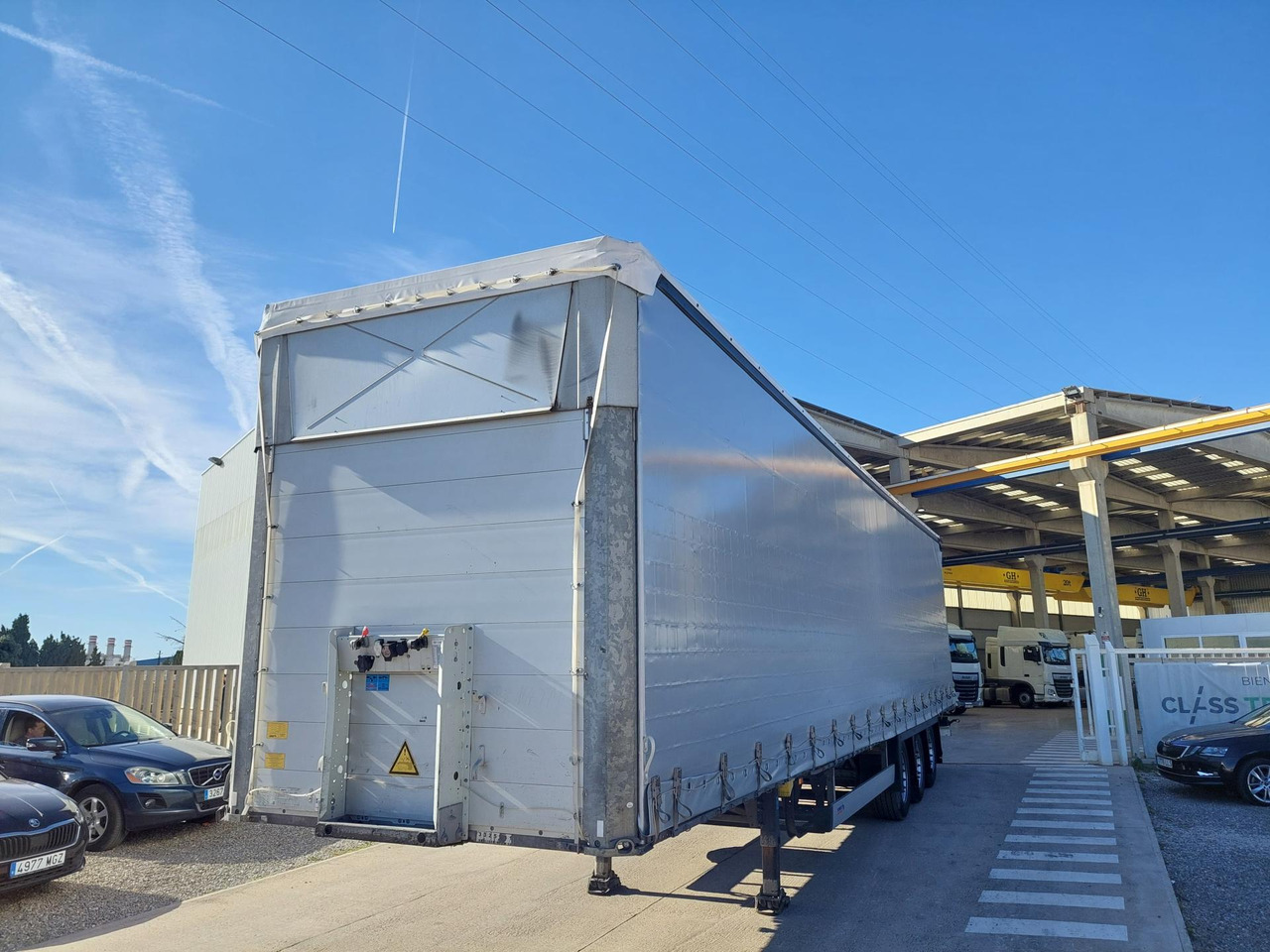 Schmitz Cargobull SCS24/L Varios - Curtainsider semi-trailer: picture 1 Schmitz Cargobull SCS24/L Varios - Curtainsider semi-trailer: picture 1