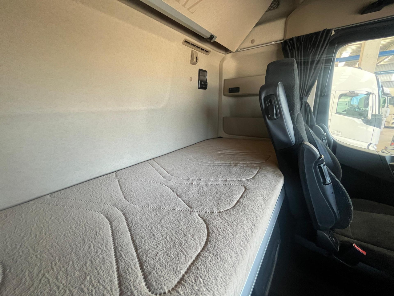 Tractor unit Mercedes-Benz Actros 5 1845 BigSpace: picture 8