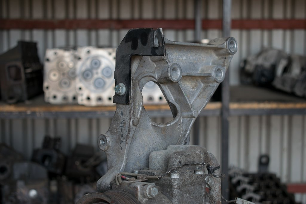 MERCEDES-BENZ ACTROS AIR-CONDITION COMPRESSOR BASE - A/C part for Truck: picture 2 MERCEDES-BENZ ACTROS AIR-CONDITION COMPRESSOR BASE - A/C part for Truck: picture 2