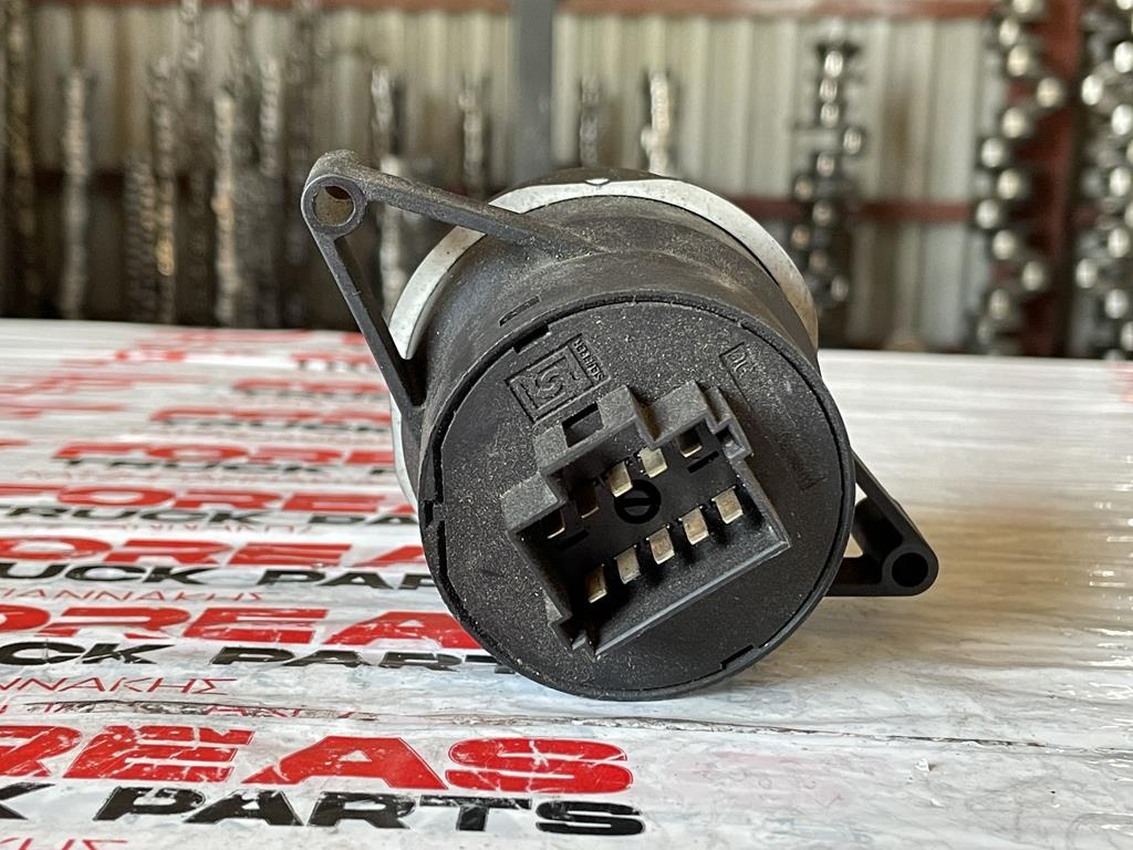 MERCEDES-BENZ LIGHT SWITCH - 001 545 2704 - Electrical system for Truck: picture 2 MERCEDES-BENZ LIGHT SWITCH - 001 545 2704 - Electrical system for Truck: picture 2