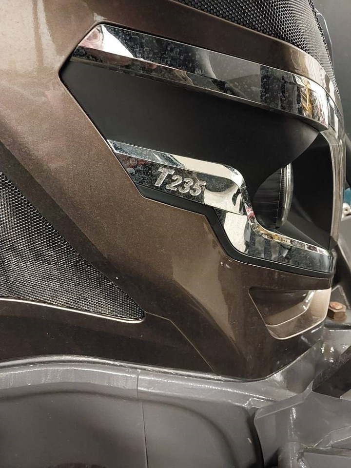 Valtra T 235 - Farm tractor: picture 5 Valtra T 235 - Farm tractor: picture 5