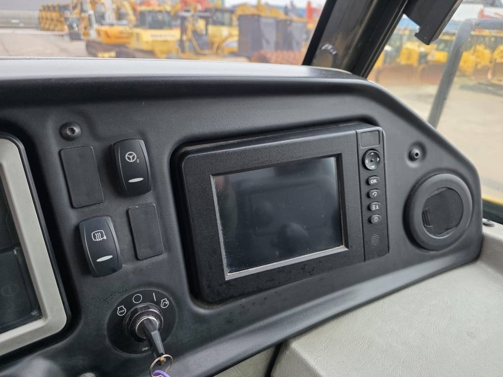 Articulated dumper CAT 735 B: picture 15