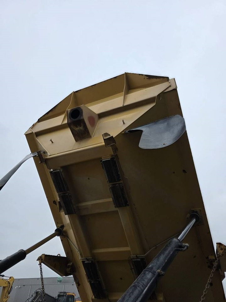 Articulated dumper CAT 735 B: picture 19