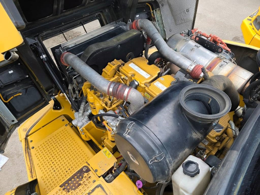 Articulated dumper CAT 735 B: picture 17