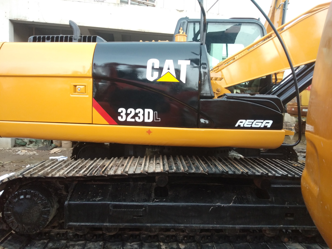 CATERPILLAR 323DL - Crawler excavator: picture 1 CATERPILLAR 323DL - Crawler excavator: picture 1