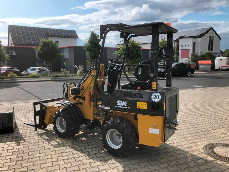 Radlader / Hoflader BK906 *INKL.19% MWST*PERKINS*BERGER KRAUS*GABELPAKET*CE*EURO - Compact loader: picture 4 Radlader / Hoflader BK906 *INKL.19% MWST*PERKINS*BERGER KRAUS*GABELPAKET*CE*EURO - Compact loader: picture 4
