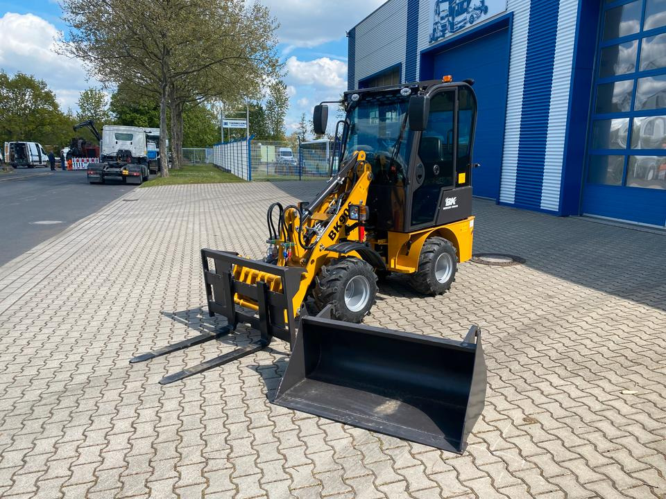 Radlader / Hoflader BK906 mit Kabine *INKL.19% MWST*PERKINS*BERGER KRAUS*GABELPAKET*CE*EURO* - Compact loader: picture 1 Radlader / Hoflader BK906 mit Kabine *INKL.19% MWST*PERKINS*BERGER KRAUS*GABELPAKET*CE*EURO* - Compact loader: picture 1