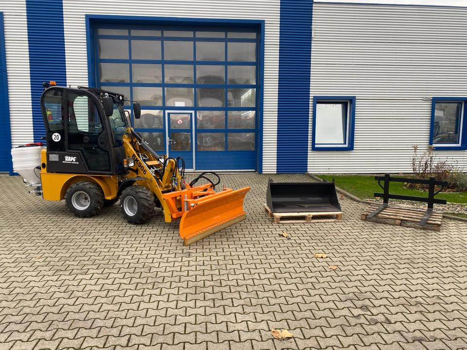 Radlader/Hoflader BK906 mit Kabine inkl. Winter-Komplettpaket *INKL.19% MWST.*BERGER KRAUS*PERKINS*EURO*SOFORT!* - Compact loader: picture 1 Radlader/Hoflader BK906 mit Kabine inkl. Winter-Komplettpaket *INKL.19% MWST.*BERGER KRAUS*PERKINS*EURO*SOFORT!* - Compact loader: picture 1