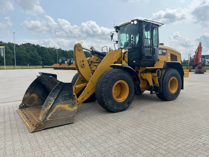 Wheel loader Cat 926M: picture 1