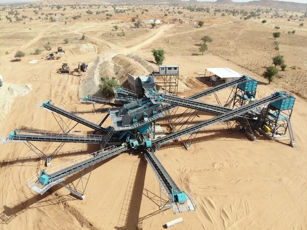Constmach Installation Stationnaire De Concassage De Pierres De Basalte 250-300 Tph - Crusher: picture 2 Constmach Installation Stationnaire De Concassage De Pierres De Basalte 250-300 Tph - Crusher: picture 2
