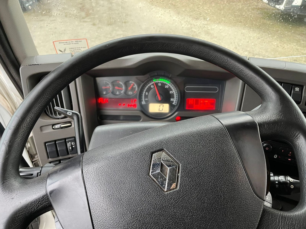 Renault MIDLUM 220 - Curtainsider truck: picture 5 Renault MIDLUM 220 - Curtainsider truck: picture 5