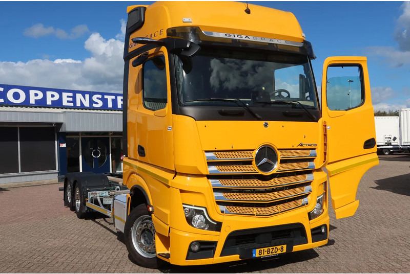 Mercedes-Benz Actros 2642 LL Giga Space Wisselbare opbouw/chassis cabine + lift as - Container transporter/ Swap body truck: picture 2 Mercedes-Benz Actros 2642 LL Giga Space Wisselbare opbouw/chassis cabine + lift as - Container transporter/ Swap body truck: picture 2