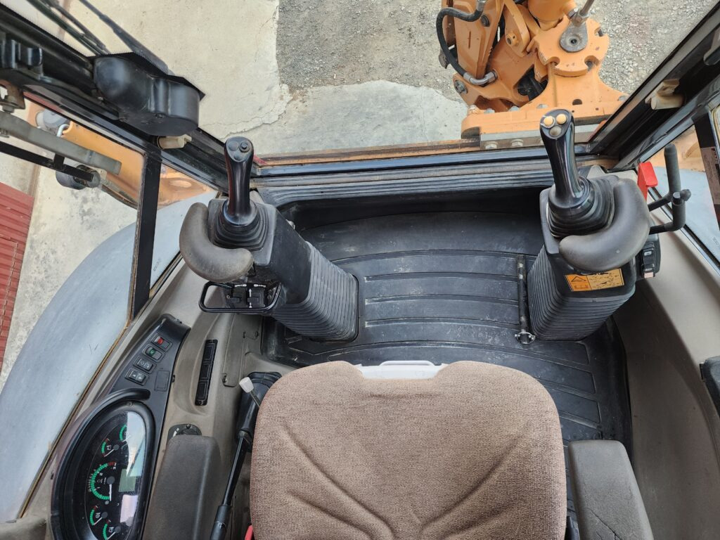 Backhoe loader CASE 580ST: picture 10