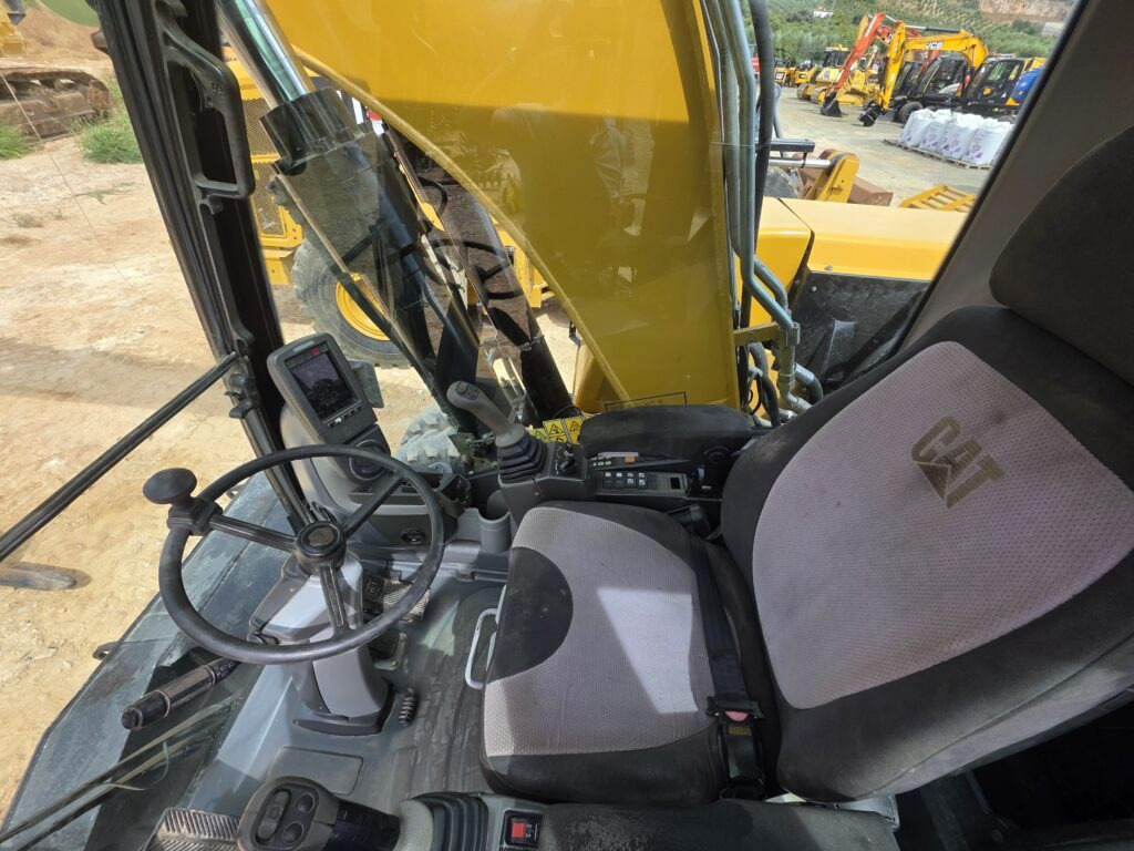 Wheel excavator CAT M318D: picture 7