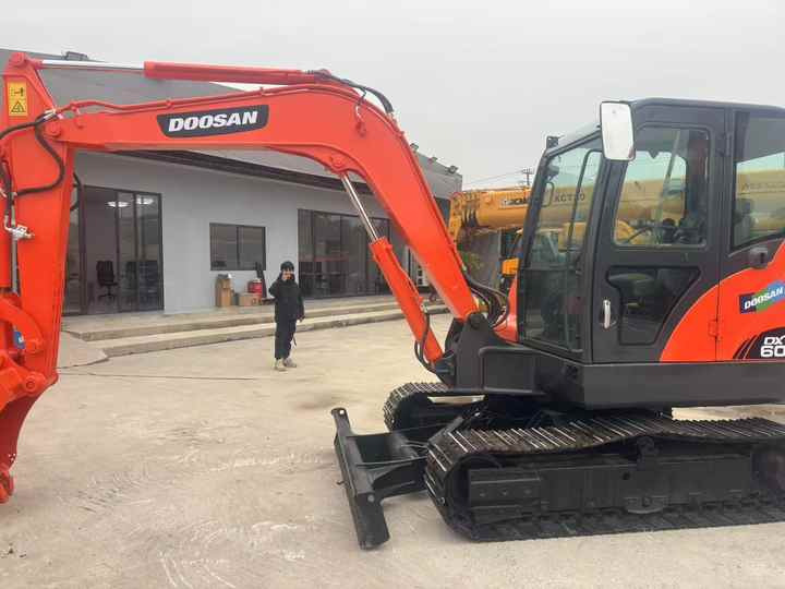 High Quality Hot Selling 6ton Second Hand Excavator Machine Mini Small Excavator DX60-9C Used Doosan Excavator for Sale DX60 - Excavator: picture 4 High Quality Hot Selling 6ton Second Hand Excavator Machine Mini Small Excavator DX60-9C Used Doosan Excavator for Sale DX60 - Excavator: picture 4
