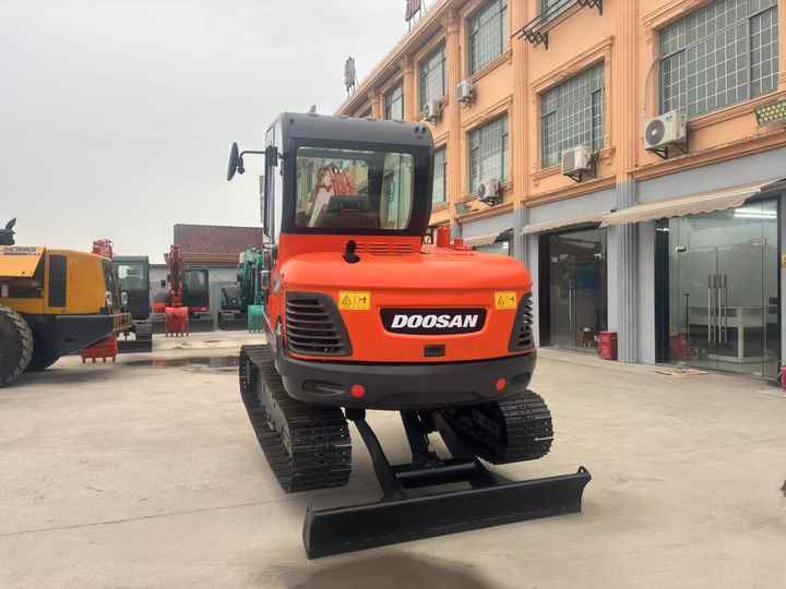 High Quality Hot Selling 6ton Second Hand Excavator Machine Mini Small Excavator DX60-9C Used Doosan Excavator for Sale DX60 - Excavator: picture 2 High Quality Hot Selling 6ton Second Hand Excavator Machine Mini Small Excavator DX60-9C Used Doosan Excavator for Sale DX60 - Excavator: picture 2