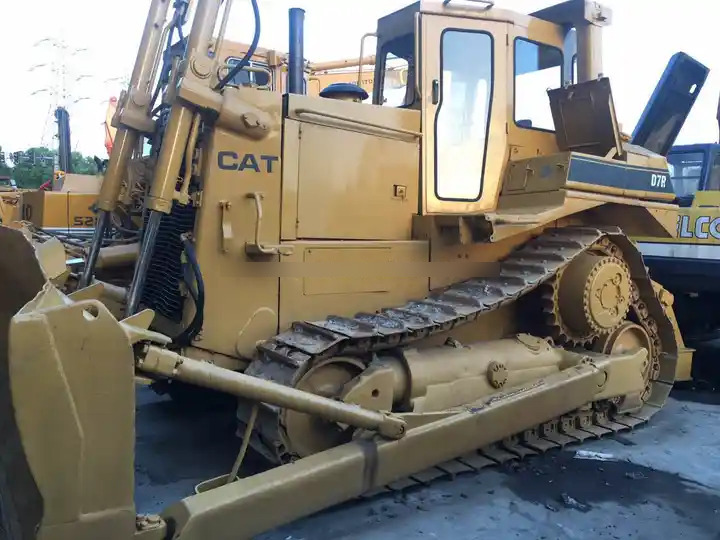 Used Cat Caterpillar D7r Bulldozer Japan Original Cheap Price Small Crawler Bulldozer D7r with good condition on Sale - Bulldozer: picture 3 Used Cat Caterpillar D7r Bulldozer Japan Original Cheap Price Small Crawler Bulldozer D7r with good condition on Sale - Bulldozer: picture 3