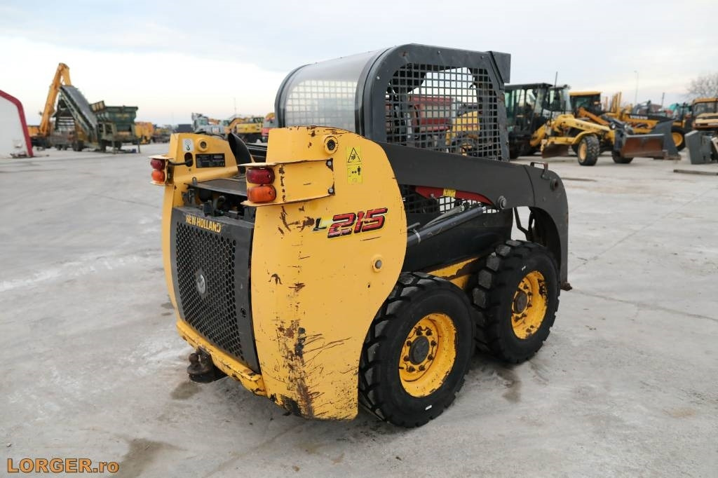 New Holland L 215 - Skid steer loader: picture 3 New Holland L 215 - Skid steer loader: picture 3