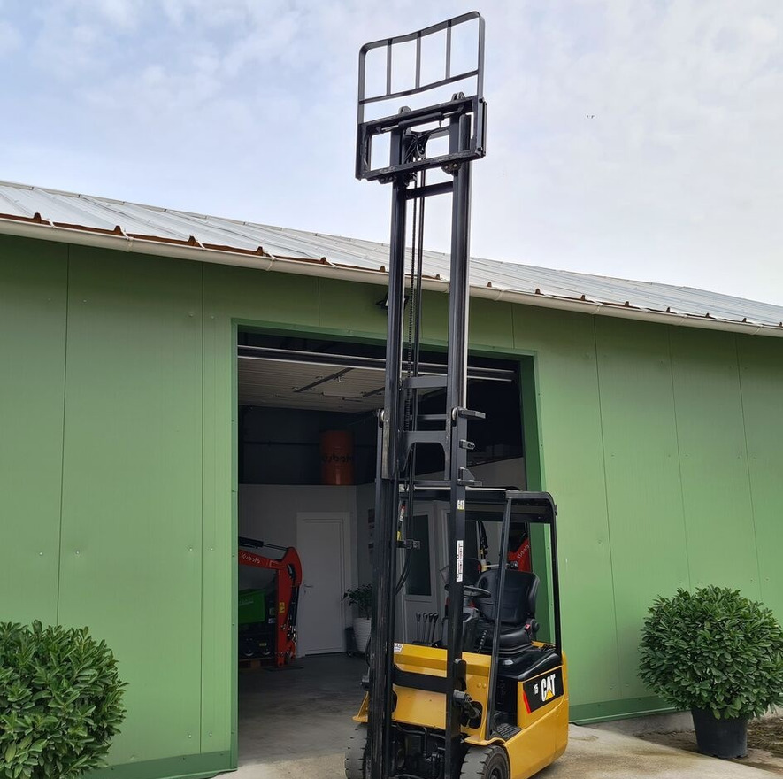 Caterpillar 15 - Forklift: picture 2 Caterpillar 15 - Forklift: picture 2