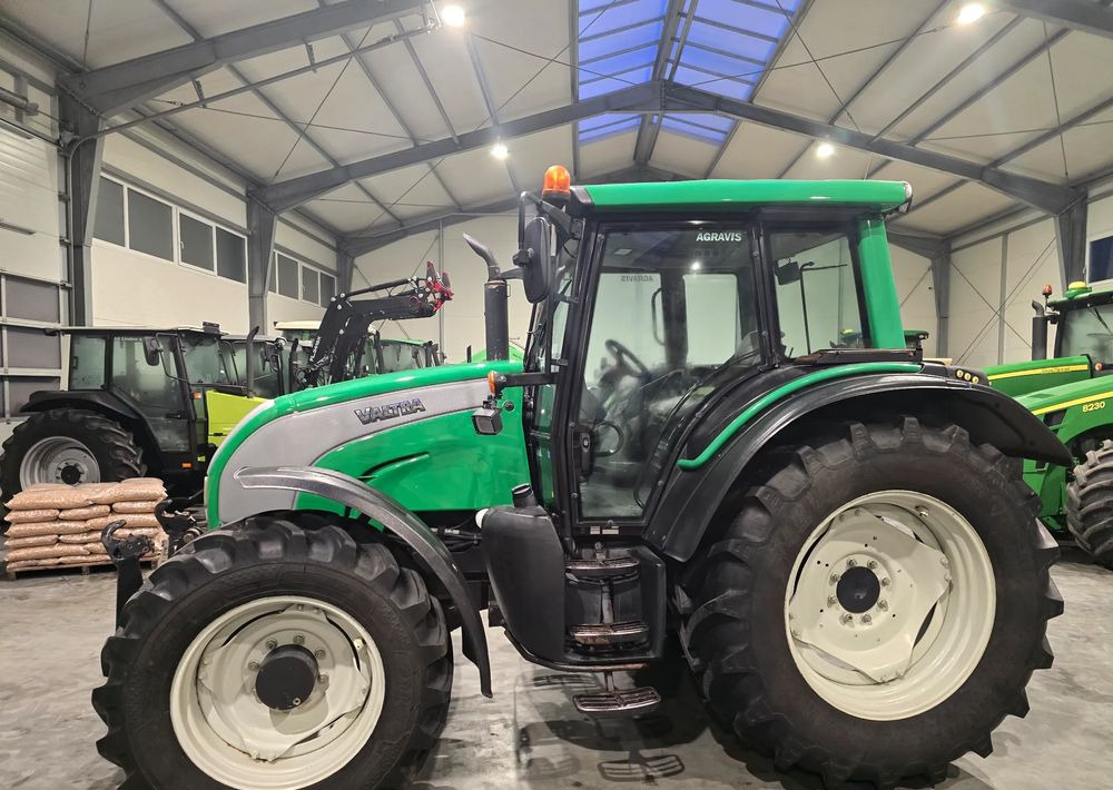 Valtra N 141 - Farm tractor: picture 3 Valtra N 141 - Farm tractor: picture 3