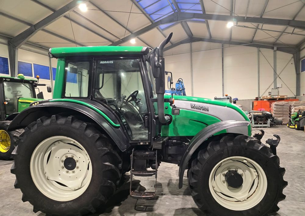 Valtra N 141 - Farm tractor: picture 4 Valtra N 141 - Farm tractor: picture 4