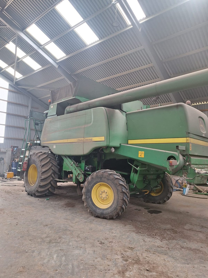 JOHN DEERE T670 - Combine harvester: picture 1 JOHN DEERE T670 - Combine harvester: picture 1