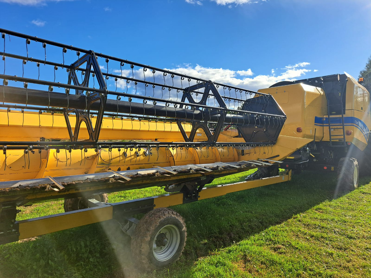 NEW HOLLAND TC 5.90 - Combine harvester: picture 3 NEW HOLLAND TC 5.90 - Combine harvester: picture 3